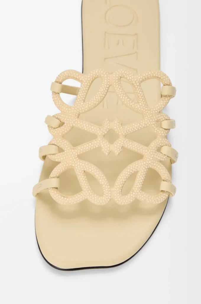 Sandalias Petal Anagram de ante adornadas con pedrería. Color mantequilla. Sandalias Petal Anagram de ante adornadas con pedrería. Color mantequilla.