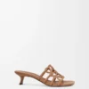 Sandalias Petal Anagram de piel de becerro suave color camel Sandalias Petal Anagram de piel de becerro suave color camel