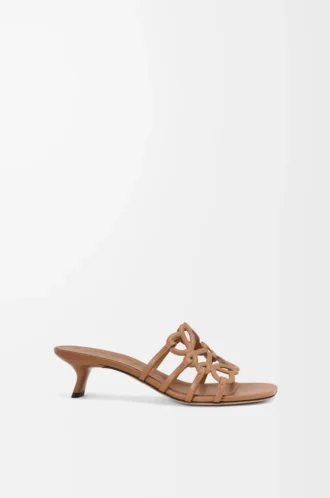Sandalias Petal Anagram de piel de becerro suave color camel