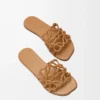 Sandalias Petal Anagram de piel de becerro suave color camel Sandalias Petal Anagram de piel de becerro suave color camel