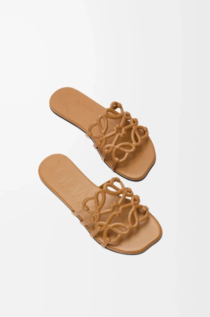 Sandalias Petal Anagram de piel de becerro suave color camel Sandalias Petal Anagram de piel de becerro suave color camel