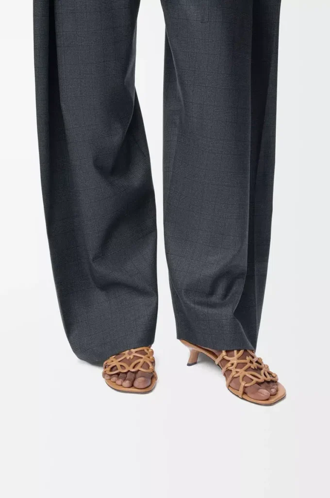 Sandalias Petal Anagram de piel de becerro suave color camel Sandalias Petal Anagram de piel de becerro suave color camel
