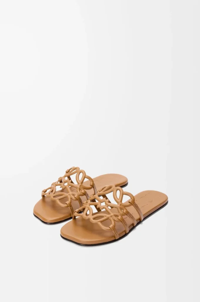 Sandalias Petal Anagram de piel de becerro suave color camel Sandalias Petal Anagram de piel de becerro suave color camel