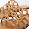 Sandalias Petal Anagram de piel de becerro suave color camel Sandalias Petal Anagram de piel de becerro suave color camel