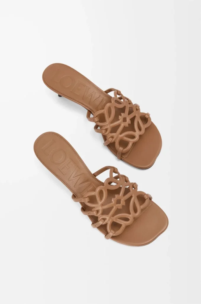 Sandalias Petal Anagram de piel de becerro suave color camel Sandalias Petal Anagram de piel de becerro suave color camel