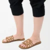 Sandalias Petal Anagram de piel de becerro suave color camel Sandalias Petal Anagram de piel de becerro suave color camel