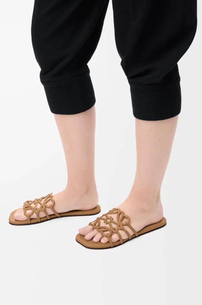 Sandalias Petal Anagram de piel de becerro suave color camel Sandalias Petal Anagram de piel de becerro suave color camel