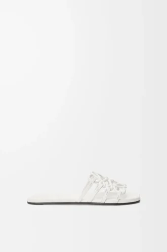 Sandalias Petal Anagram de piel de becerro suave en color blanco anturio.