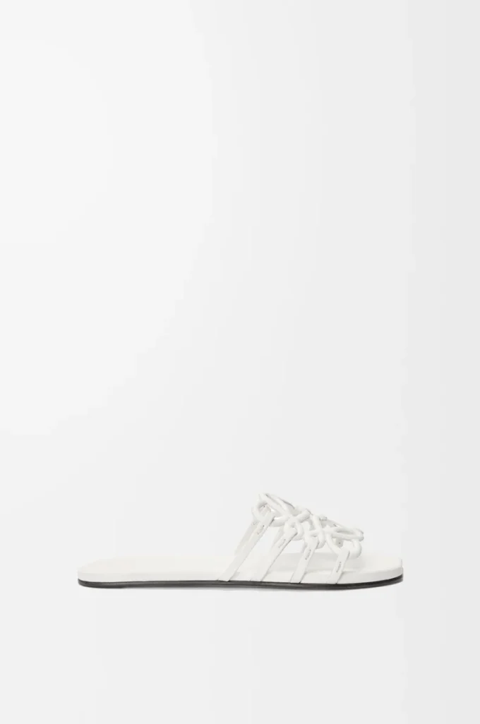Sandalias Petal Anagram de piel de becerro suave en color blanco anturio. Sandalias Petal Anagram de piel de becerro suave en color blanco anturio.