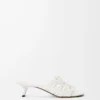 Sandalias Petal Anagram de piel de becerro suave en color blanco anturio.