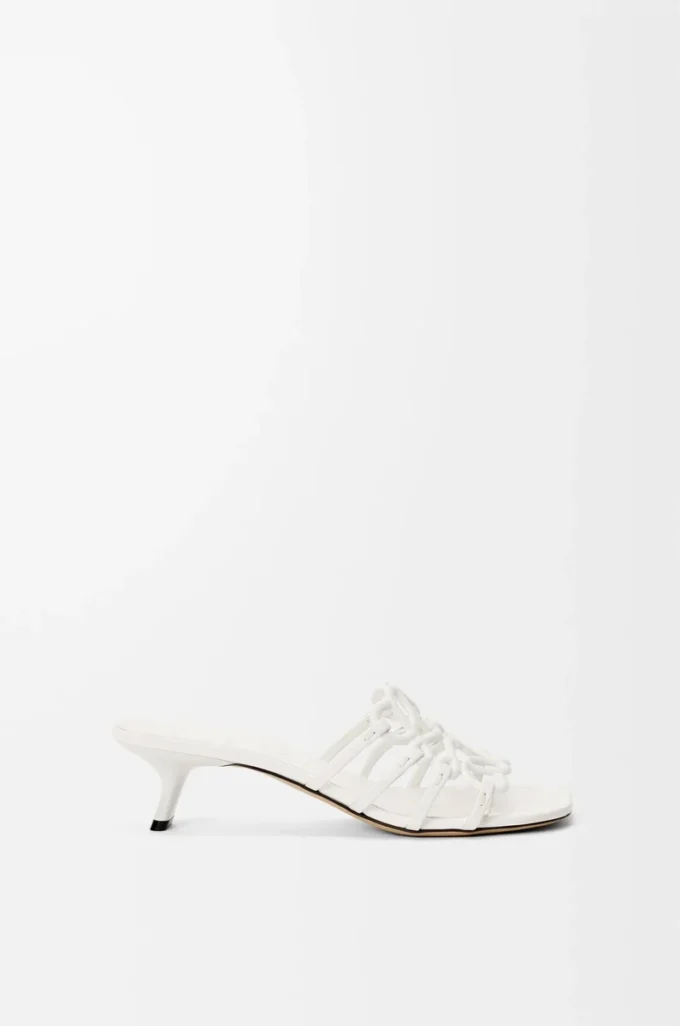 Sandalias Petal Anagram de piel de becerro suave en color blanco anturio.