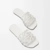 Sandalias Petal Anagram de piel de becerro suave en color blanco anturio. Sandalias Petal Anagram de piel de becerro suave en color blanco anturio.