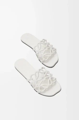 Sandalias Petal Anagram de piel de becerro suave en color blanco anturio.