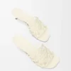 Sandalias Petal Anagram de piel de becerro suave en color blanco anturio.