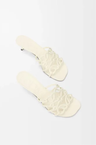 Sandalias Petal Anagram de piel de becerro suave en color blanco anturio.