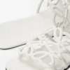 Sandalias Petal Anagram de piel de becerro suave en color blanco anturio. Sandalias Petal Anagram de piel de becerro suave en color blanco anturio.