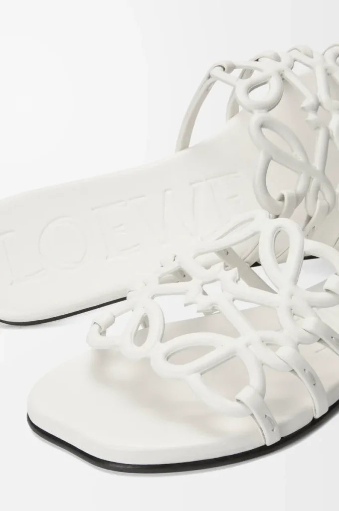 Sandalias Petal Anagram de piel de becerro suave en color blanco anturio. Sandalias Petal Anagram de piel de becerro suave en color blanco anturio.