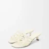 Sandalias Petal Anagram de piel de becerro suave en color blanco anturio.
