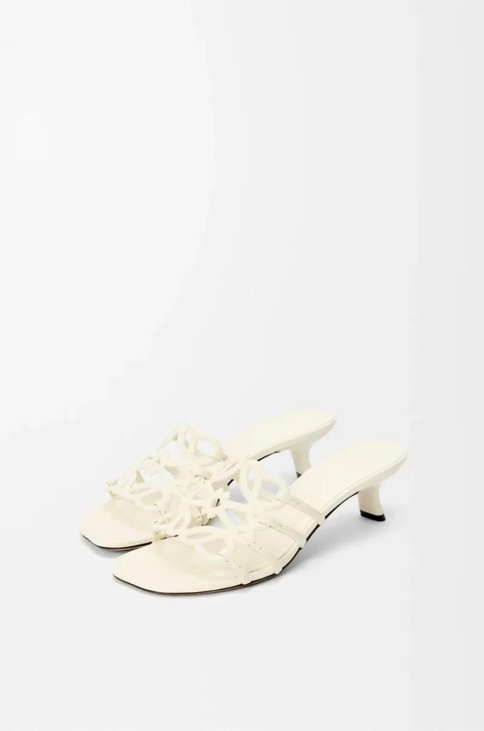 Sandalias Petal Anagram de piel de becerro suave en color blanco anturio.