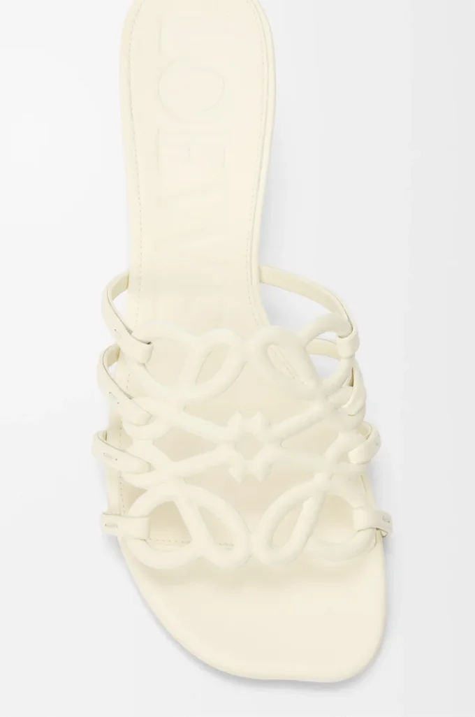 Sandalias Petal Anagram de piel de becerro suave en color blanco anturio.