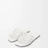 Sandalias Petal Anagram de piel de becerro suave en color blanco anturio. Sandalias Petal Anagram de piel de becerro suave en color blanco anturio.