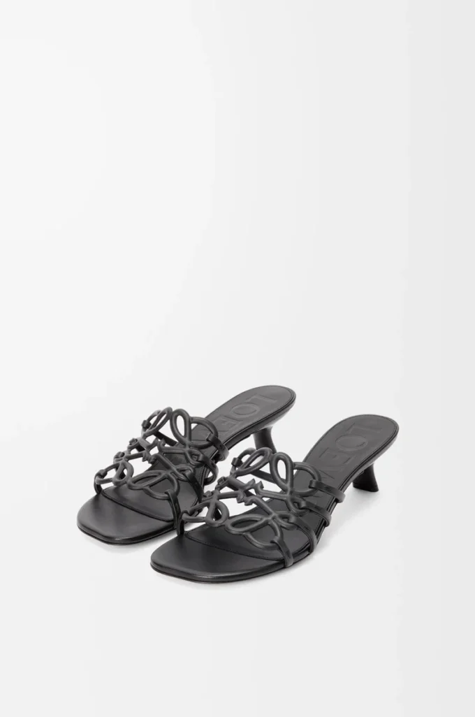 Sandalias Petal Anagram de piel de becerro suave en color negro