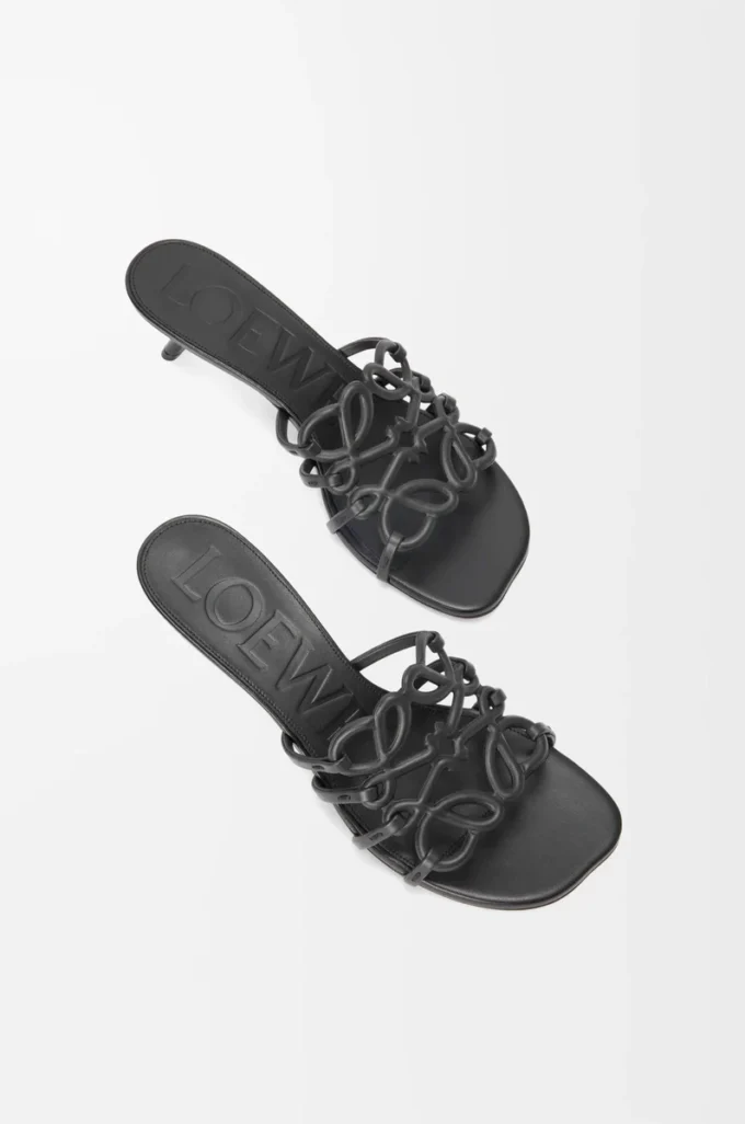Sandalias Petal Anagram de piel de becerro suave en color negro
