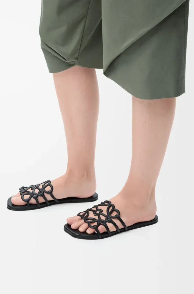 Sandalias Petal Anagram de piel de becerro suave en color negro