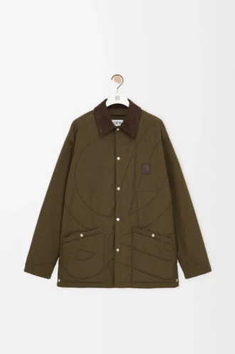 Sobrecamisa acolchada en tejido técnico verde caqui.