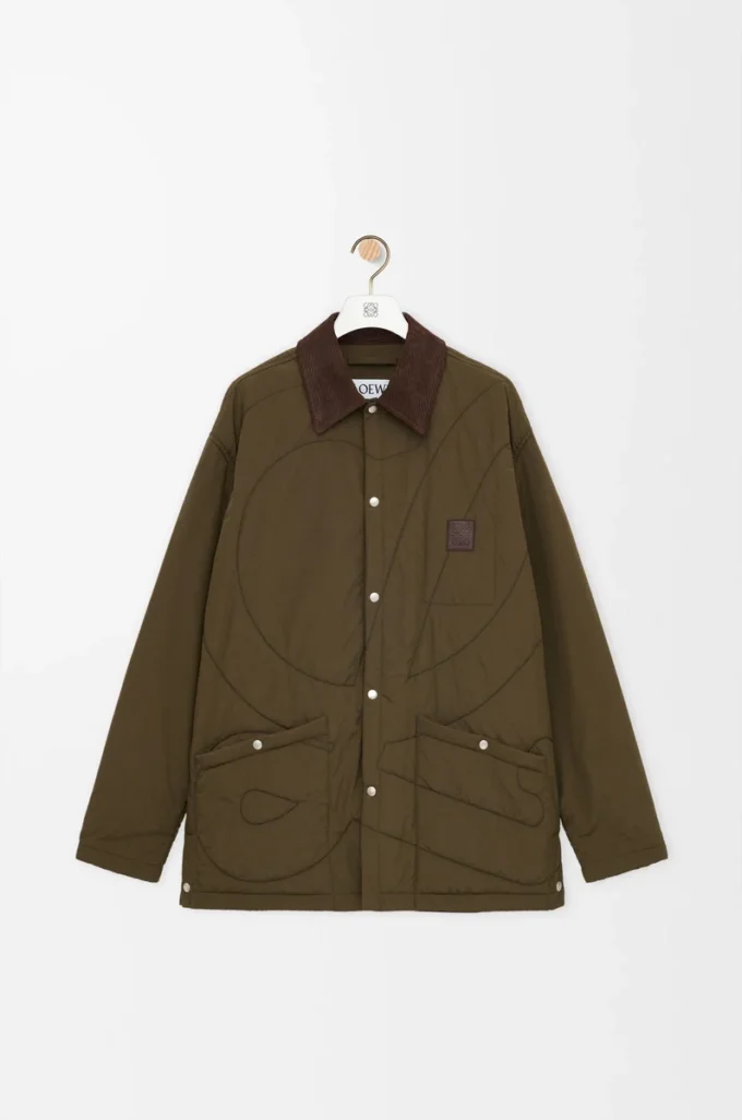 Sobrecamisa acolchada en tejido técnico verde caqui.