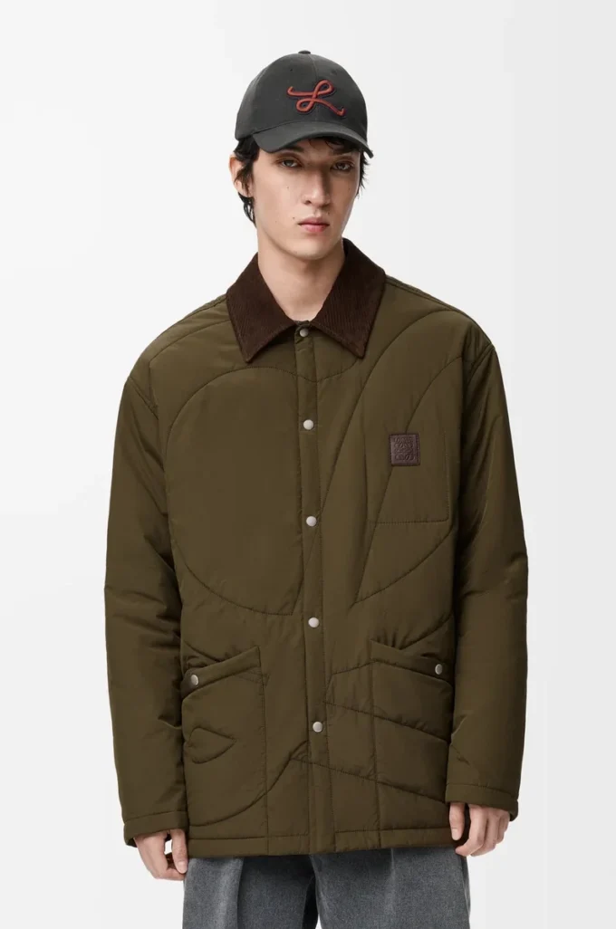Sobrecamisa acolchada en tejido técnico verde caqui.