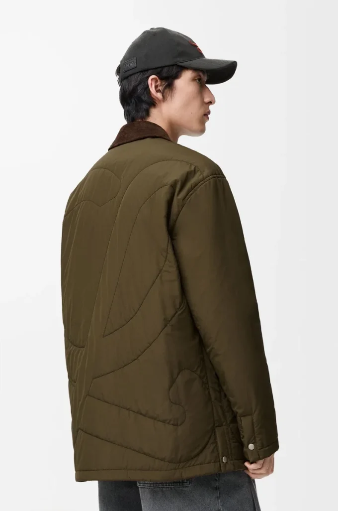 Sobrecamisa acolchada en tejido técnico verde caqui.