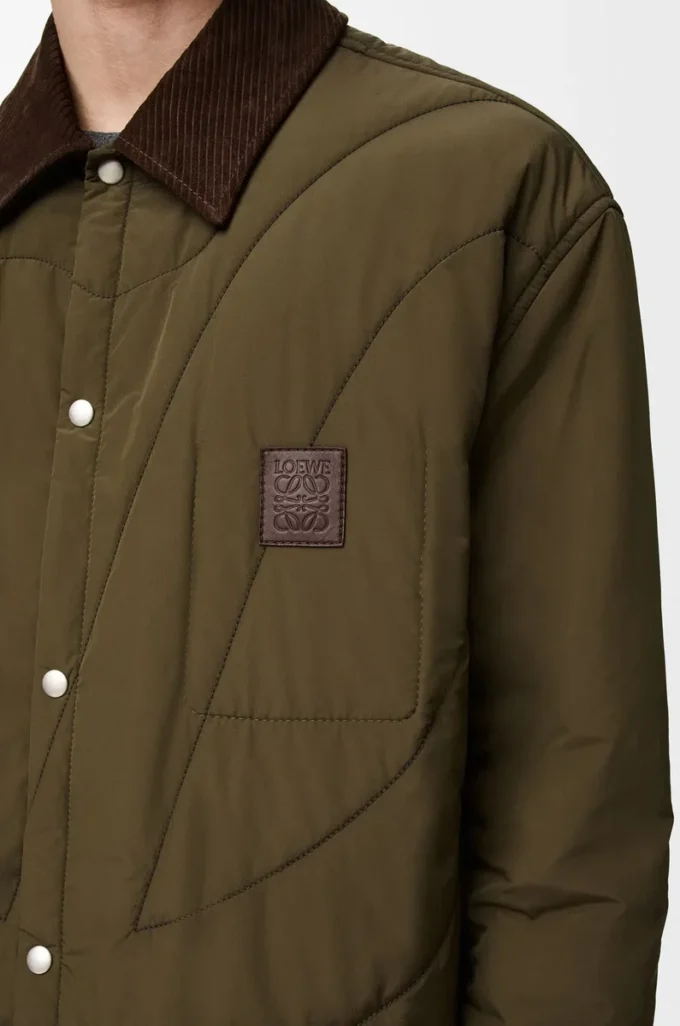 Sobrecamisa acolchada en tejido técnico verde caqui.