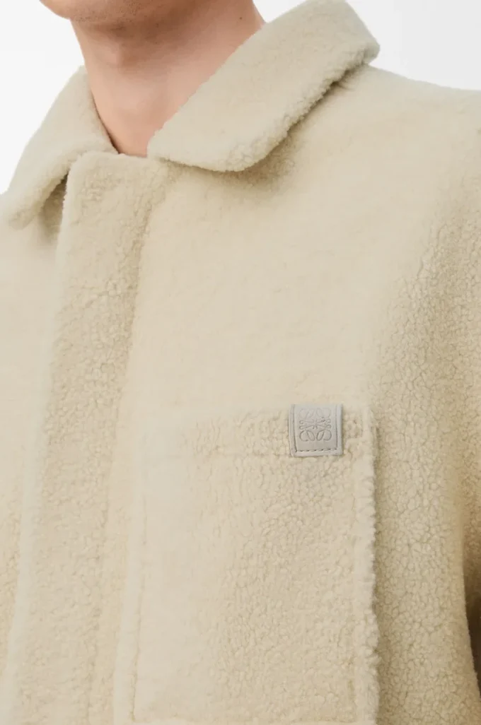 Sobrecamisa en piel de oveja gris claro Sobrecamisa en piel de oveja gris claro