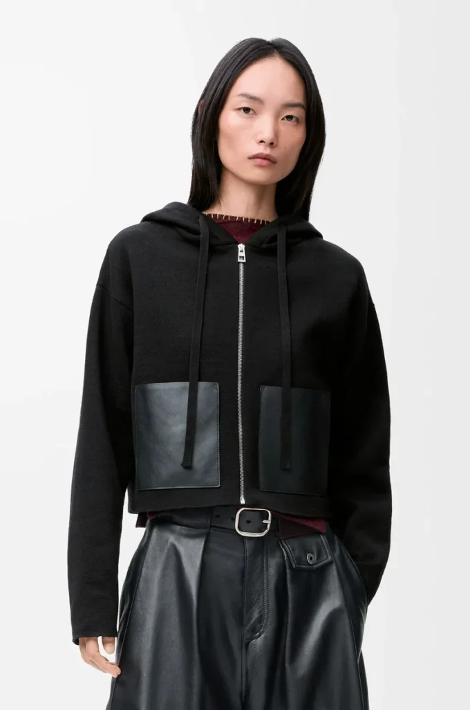 Sudadera con capucha y cremallera de lana. Sudadera con capucha y cremallera de lana.