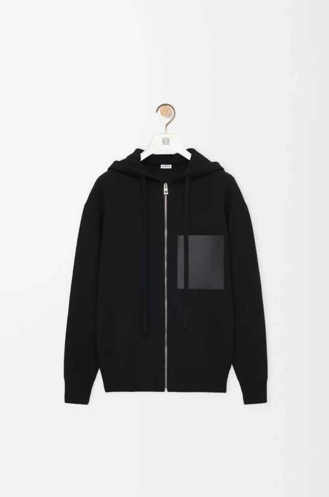 Sudadera con capucha y cremallera de lana. Negro