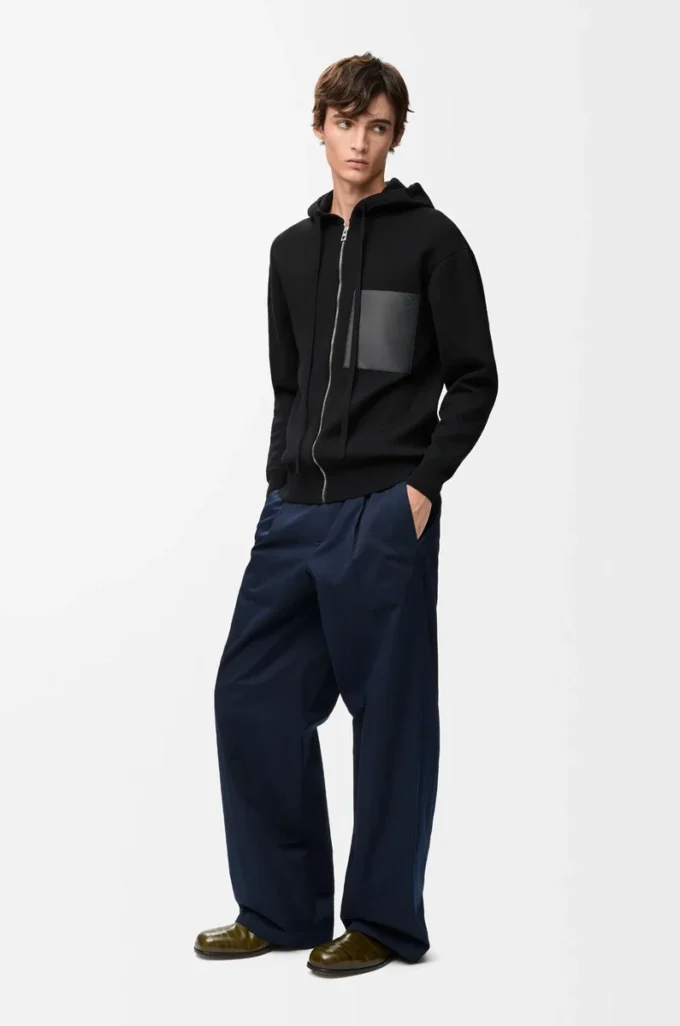Sudadera con capucha y cremallera de lana. Negro