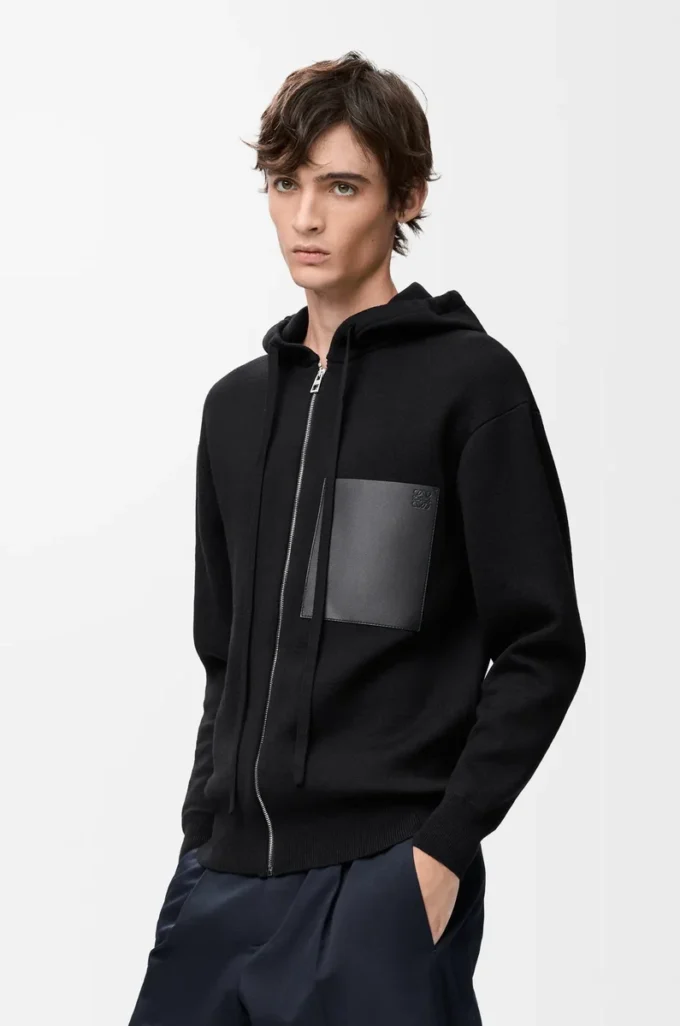 Sudadera con capucha y cremallera de lana. Negro