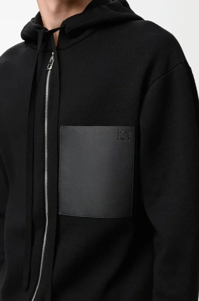 Sudadera con capucha y cremallera de lana. Negro