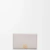 Tarjetero Anagram en piel de becerro granulada Light Ghost Grey