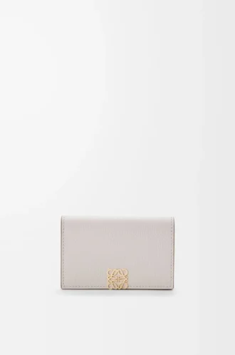 Tarjetero Anagram en piel de becerro granulada Light Ghost Grey