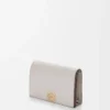 Tarjetero Anagram en piel de becerro granulada Light Ghost Grey