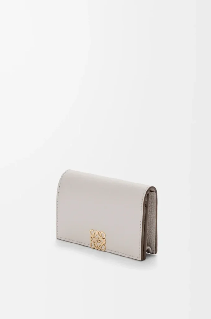Tarjetero Anagram en piel de becerro granulada Light Ghost Grey