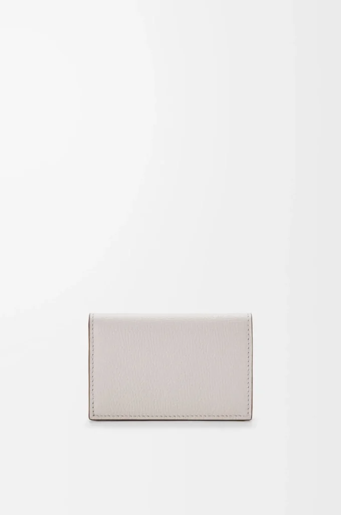 Tarjetero Anagram en piel de becerro granulada Light Ghost Grey