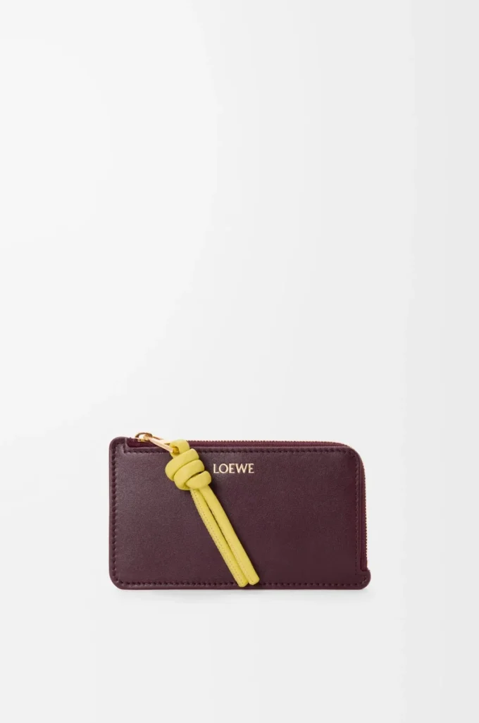Tarjetero con nudo en piel de becerro napa brillante Dark Burgundy/Light Citrine