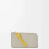 Tarjetero con nudo en piel de becerro napa brillante Shell Grey/Dandelion Tarjetero con nudo en piel de becerro napa brillante Shell Grey/Dandelion