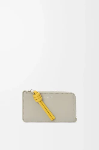 Tarjetero con nudo en piel de becerro napa brillante Shell Grey/Dandelion Tarjetero con nudo en piel de becerro napa brillante Shell Grey/Dandelion