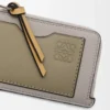 Tarjetero monedero en piel de becerro granulada suave Shell Grey/Eucalyptus