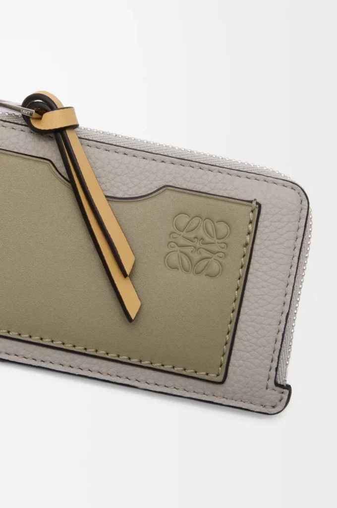 Tarjetero monedero en piel de becerro granulada suave Shell Grey/Eucalyptus