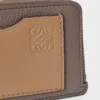 Tarjetero monedero en piel de becerro granulada suave Taupe/Gold Tarjetero monedero en piel de becerro granulada suave Taupe/Gold